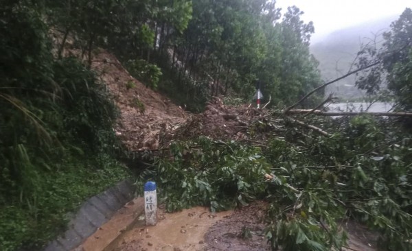 Một xã miền núi Quảng Ngãi cho học sinh nghỉ học vì mưa lớn, sạt lở núi Một xã miền núi Quảng Ngãi cho học sinh nghỉ học vì mưa lớn, sạt lở núi