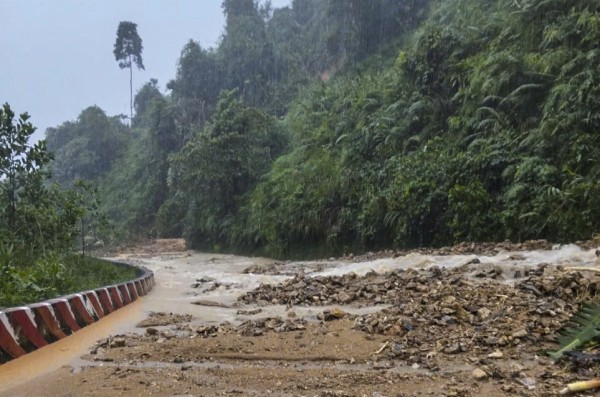 Một xã miền núi Quảng Ngãi cho học sinh nghỉ học vì mưa lớn, sạt lở núi Một xã miền núi Quảng Ngãi cho học sinh nghỉ học vì mưa lớn, sạt lở núi