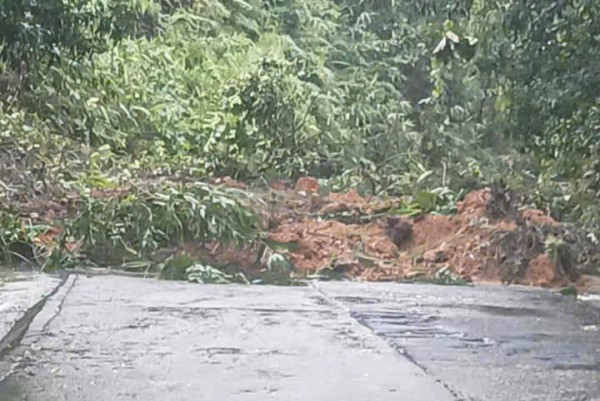 Một xã miền núi Quảng Ngãi cho học sinh nghỉ học vì mưa lớn, sạt lở núi Một xã miền núi Quảng Ngãi cho học sinh nghỉ học vì mưa lớn, sạt lở núi