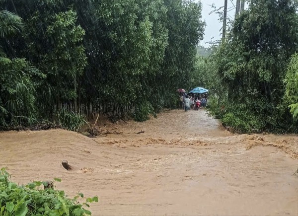 Một xã miền núi Quảng Ngãi cho học sinh nghỉ học vì mưa lớn, sạt lở núi Một xã miền núi Quảng Ngãi cho học sinh nghỉ học vì mưa lớn, sạt lở núi