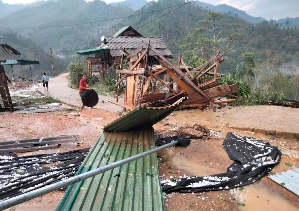 Mưa đá kèm lốc xoáy liên tiếp quét qua miền núi Nghệ An