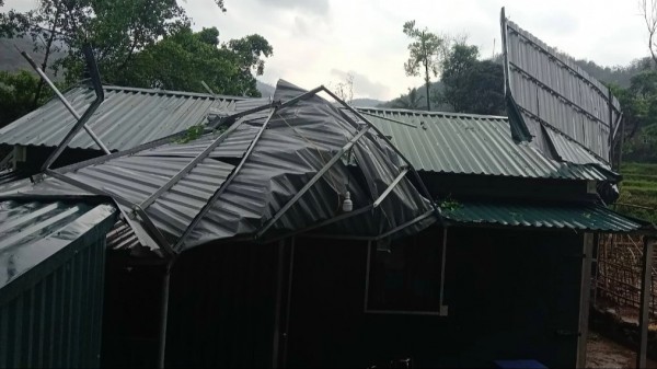 Mưa đá, lốc xoáy tại Thanh Hóa làm tốc mái 179 nhà dân