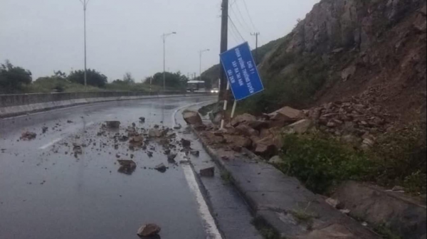 Mưa kéo dài làm sạt lở đèo Cù Hin ở Nha Trang