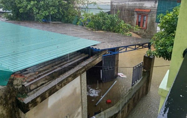 Mưa lớn đổ xuống Quảng Trị, nước lũ bao vây vùng trũng Lệ Thủy Mưa lớn đổ xuống Quảng Trị, nước lũ bao vây vùng trũng Lệ Thủy