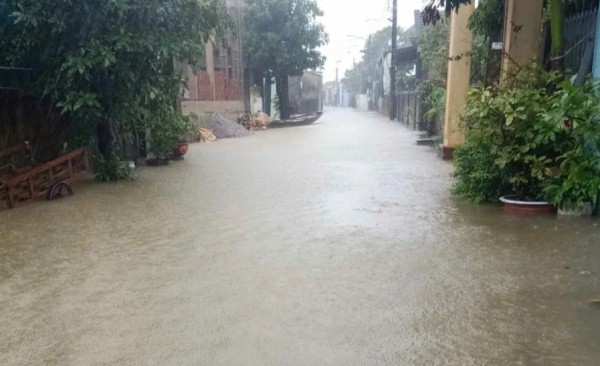 Mưa lớn đổ xuống Quảng Trị, nước lũ bao vây vùng trũng Lệ Thủy Mưa lớn đổ xuống Quảng Trị, nước lũ bao vây vùng trũng Lệ Thủy