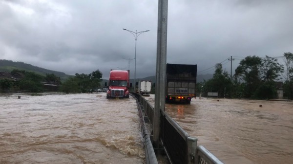Mưa lớn gây ngập lụt, chia cắt QL1 khu vực phía nam Thừa Thiên - Huế