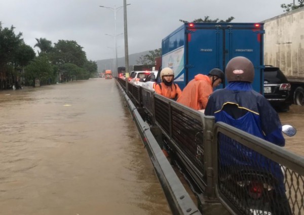 Mưa lớn gây ngập lụt, chia cắt QL1 khu vực phía nam Thừa Thiên - Huế