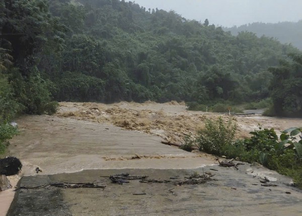 Mưa lớn gây ngập sâu, sạt lở ở Quảng Ngãi phải di dời dân Mưa lớn gây ngập sâu, sạt lở ở Quảng Ngãi phải di dời dân