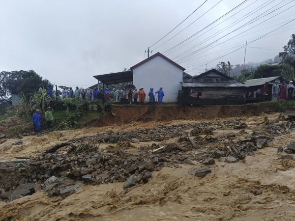 Mưa lớn gây ngập sâu, sạt lở ở Quảng Ngãi phải di dời dân Mưa lớn gây ngập sâu, sạt lở ở Quảng Ngãi phải di dời dân