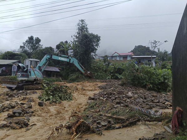 Mưa lớn gây ngập sâu, sạt lở ở Quảng Ngãi phải di dời dân Mưa lớn gây ngập sâu, sạt lở ở Quảng Ngãi phải di dời dân