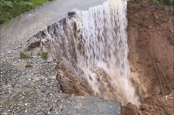 Mưa lớn gây ngập sâu, sạt lở ở Quảng Ngãi phải di dời dân Mưa lớn gây ngập sâu, sạt lở ở Quảng Ngãi phải di dời dân