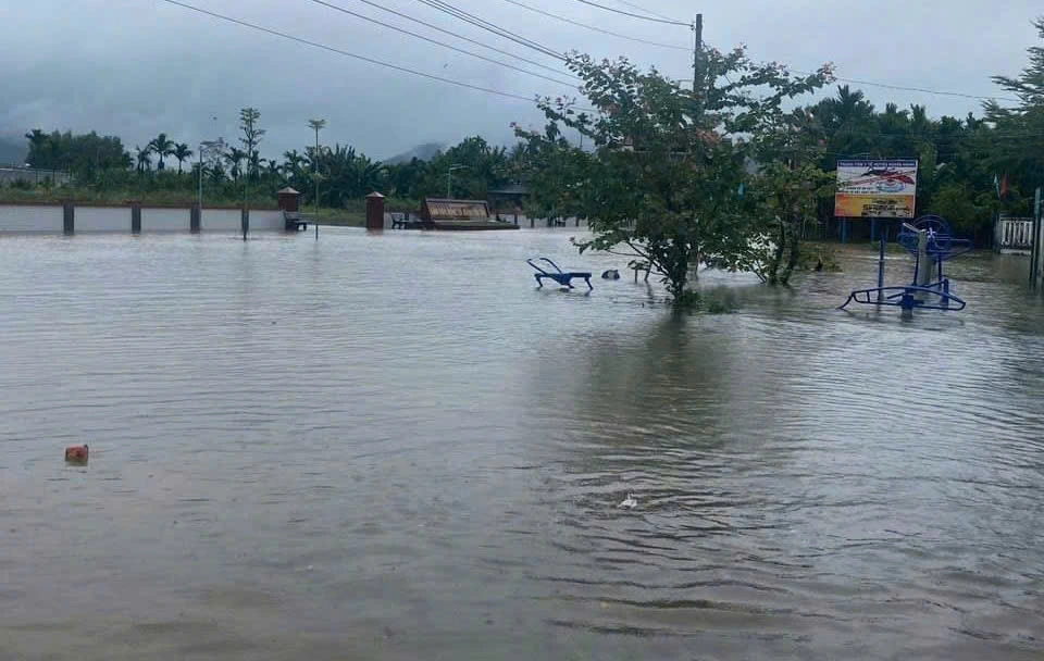 Mưa lớn gây sạt lở nhiều nơi ở Quảng Ngãi và Bình Định