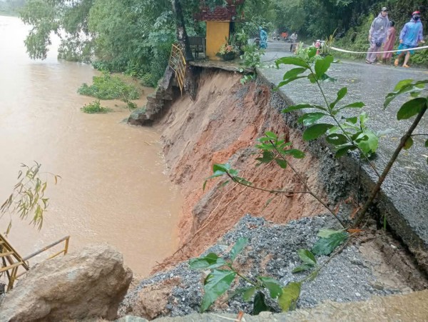 Mưa lớn gây sạt lở nhiều nơi ở Quảng Ngãi và Bình Định