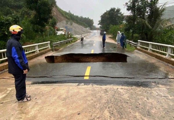 Mưa lớn gây sạt lở tại Đà Nẵng, Quảng Ngãi Mưa lớn gây sạt lở tại Đà Nẵng, Quảng Ngãi