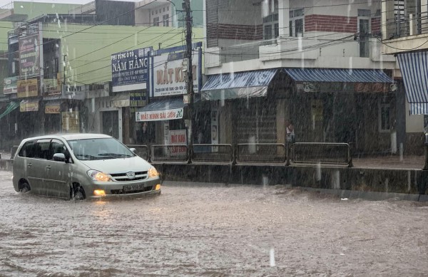 Mưa lớn giữa mùa hè gây ngập cục bộ QL1 qua Bình Định