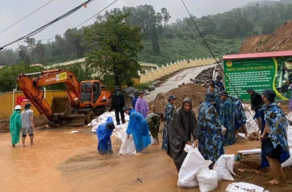 Mưa lớn kéo dài, Đà Nẵng tung lực lượng để ứng phó ngập sâu, sạt lở