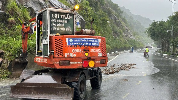 Mưa lớn kéo dài, Đà Nẵng tung lực lượng để ứng phó ngập sâu, sạt lở