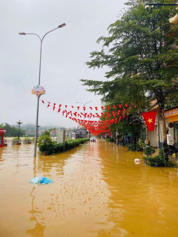Mưa lớn kéo dài, thành phố Cao Bằng chìm trong nước Mưa lớn kéo dài, thành phố Cao Bằng chìm trong nước