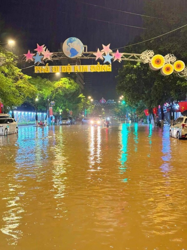 Mưa lớn kéo dài, thành phố Cao Bằng chìm trong nước Mưa lớn kéo dài, thành phố Cao Bằng chìm trong nước