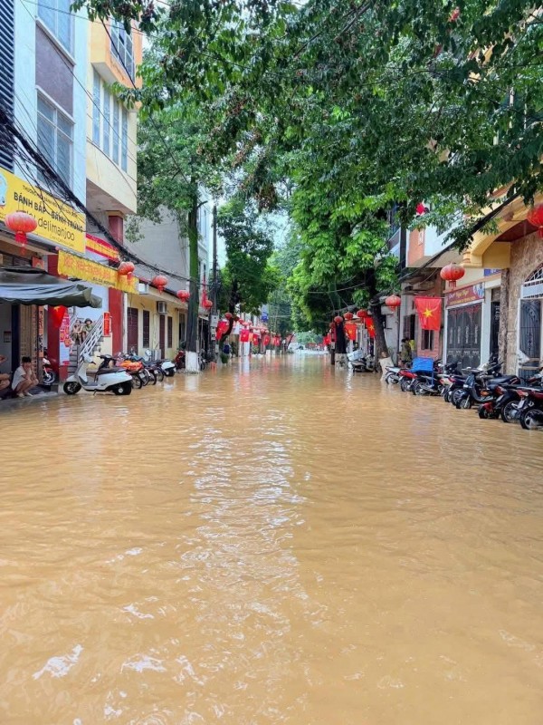 Mưa lớn kéo dài, thành phố Cao Bằng chìm trong nước Mưa lớn kéo dài, thành phố Cao Bằng chìm trong nước