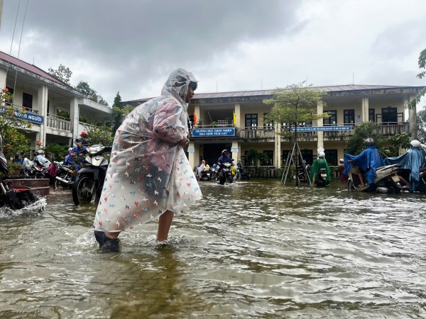 Mưa lớn khiến lũ các sông ở Huế lên cao, một số nơi ngập sâu Mưa lớn khiến lũ các sông ở Huế lên cao, một số nơi ngập sâu