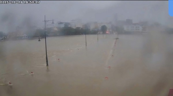 Mưa lớn khiến lũ các sông ở Huế lên cao, một số nơi ngập sâu Mưa lớn khiến lũ các sông ở Huế lên cao, một số nơi ngập sâu