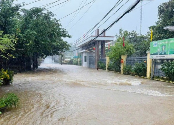 Mưa lớn khiến lũ các sông ở Huế lên cao, một số nơi ngập sâu Mưa lớn khiến lũ các sông ở Huế lên cao, một số nơi ngập sâu