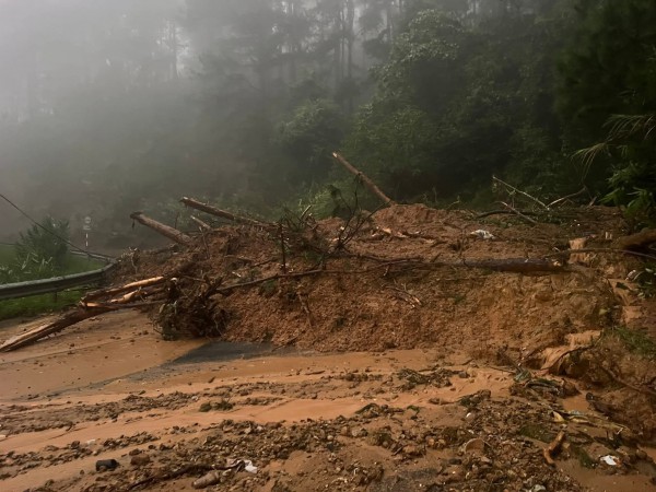 Mưa lớn lại sạt lở đèo Mimosa và các đèo, gây ngập lụt nặng nhiều nơi Mưa lớn lại sạt lở đèo Mimosa và các đèo, gây ngập lụt nặng nhiều nơi