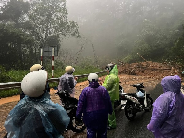 Mưa lớn lại sạt lở đèo Mimosa và các đèo, gây ngập lụt nặng nhiều nơi Mưa lớn lại sạt lở đèo Mimosa và các đèo, gây ngập lụt nặng nhiều nơi