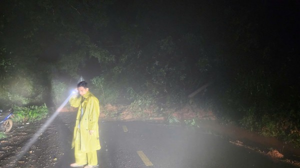 Mưa lớn lại sạt lở đèo Mimosa và các đèo, gây ngập lụt nặng nhiều nơi Mưa lớn lại sạt lở đèo Mimosa và các đèo, gây ngập lụt nặng nhiều nơi