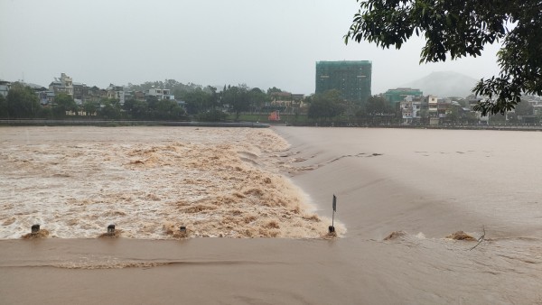 Mưa lớn, nhiều tuyến đường ở Quảng Ninh tê liệt