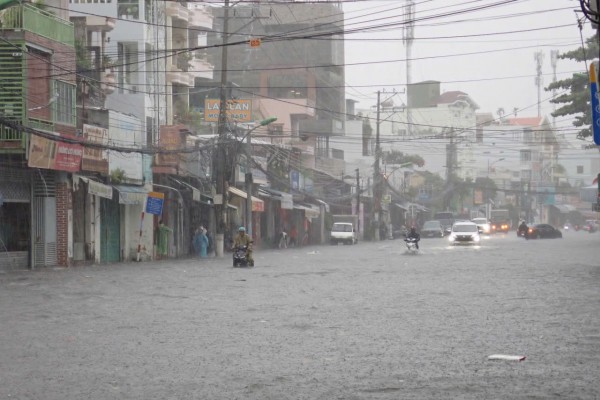 Mưa lớn, nhiều tuyến đường ở phố du lịch Nha Trang chìm trong biển nước
