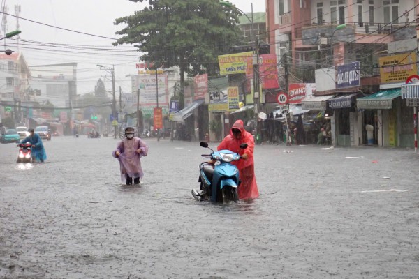Mưa lớn, nhiều tuyến đường ở phố du lịch Nha Trang chìm trong biển nước