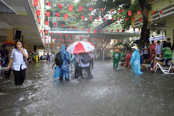 Mưa lớn, nhiều tuyến đường ở phố du lịch Nha Trang chìm trong biển nước