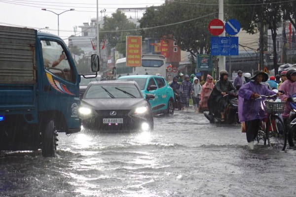 Mưa lớn, nhiều tuyến đường ở phố du lịch Nha Trang chìm trong biển nước