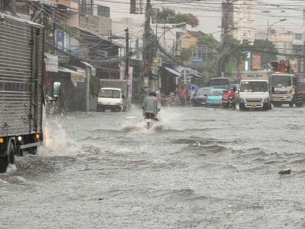 Mưa lớn, nhiều tuyến đường ở phố du lịch Nha Trang chìm trong biển nước