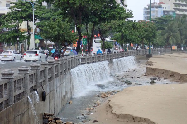 Mưa lớn, nhiều tuyến đường ở phố du lịch Nha Trang chìm trong biển nước