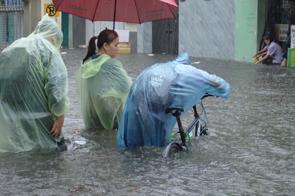 Mưa lớn, nhiều tuyến đường ở phố du lịch Nha Trang chìm trong biển nước