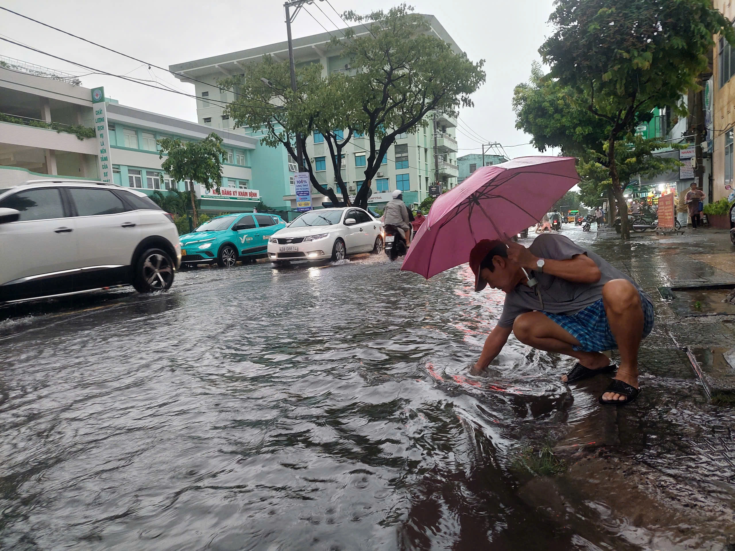 Mưa lớn suốt đêm, nhiều tuyến đường ở Đà Nẵng ngập sâu