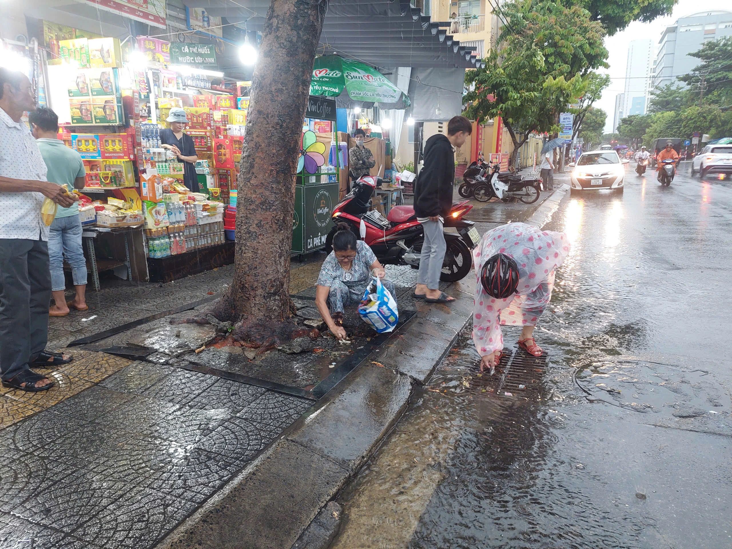 Mưa lớn suốt đêm, nhiều tuyến đường ở Đà Nẵng ngập sâu