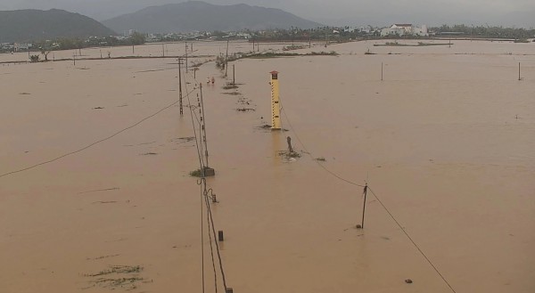 Mưa lớn trong đêm, nhiều khu vực phía đông tỉnh Gia Lai ngập trở lại Mưa lớn trong đêm, nhiều khu vực phía đông tỉnh Gia Lai ngập trở lại
