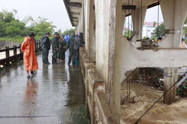 Mưa lũ chia cắt vùng tây TP.Đà Nẵng, Quân khu 5 trực chiến ứng cứu