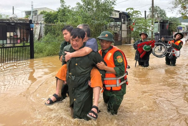 Mưa lũ dai dẳng, bất thường ở miền Trung