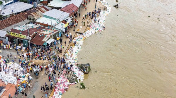 Mưa lũ dai dẳng, bất thường ở miền Trung
