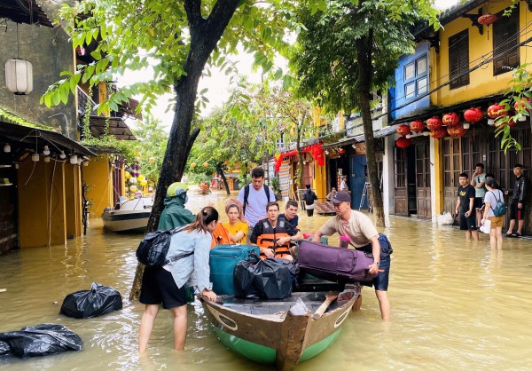 Mưa lũ dai dẳng, bất thường ở miền Trung