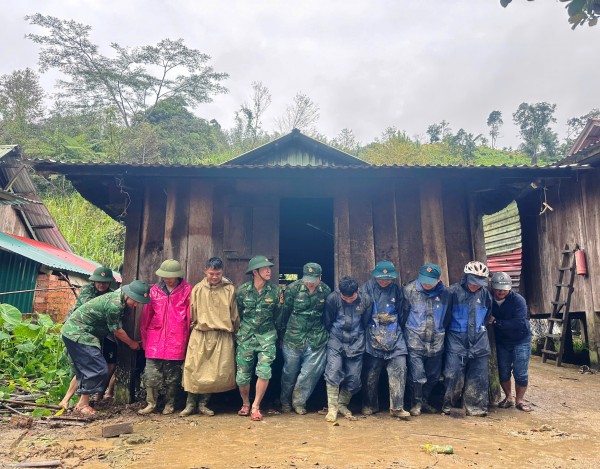 Mưa lũ dai dẳng, bất thường ở miền Trung