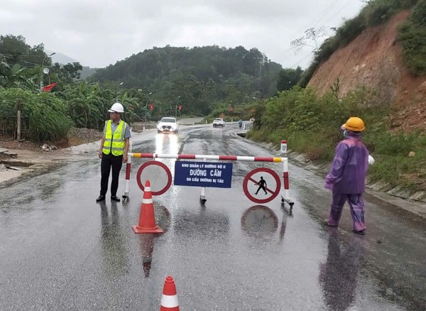 Mưa lũ, sạt lở tại Hà Tĩnh: 9.000 học sinh nghỉ học