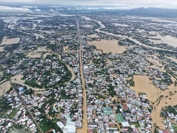 Mưa lũ tại Khánh Hòa: Nước sông Cái dâng nhanh, người dân leo mái nhà cầu cứu Mưa lũ tại Khánh Hòa: Nước sông Cái dâng nhanh, người dân leo mái nhà cầu cứu