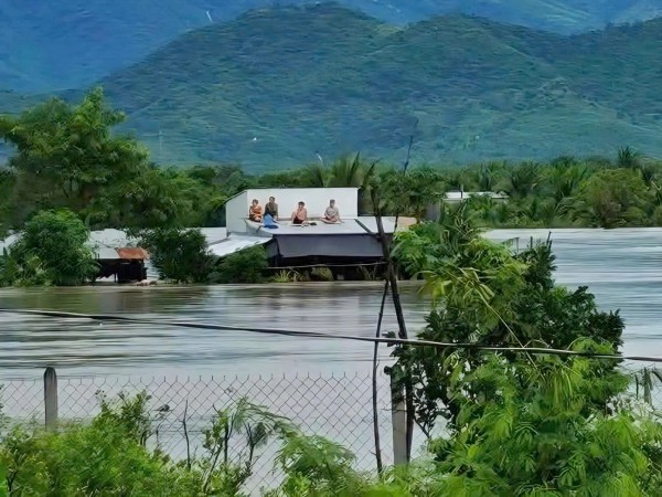 Mưa lũ tại Khánh Hòa: Nước sông Cái dâng nhanh, người dân leo mái nhà cầu cứu Mưa lũ tại Khánh Hòa: Nước sông Cái dâng nhanh, người dân leo mái nhà cầu cứu