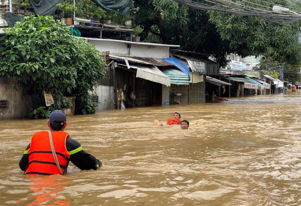 Mưa lũ tại Khánh Hòa: Nước sông Cái dâng nhanh, người dân leo mái nhà cầu cứu Mưa lũ tại Khánh Hòa: Nước sông Cái dâng nhanh, người dân leo mái nhà cầu cứu